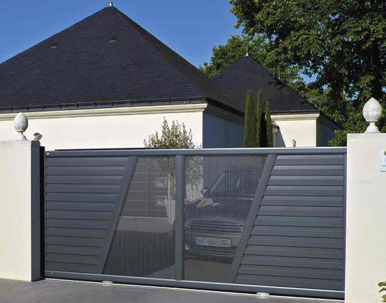 Portail aluminium semi ajouré design moderne maison
