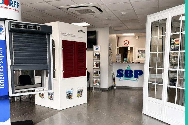 Photo du showroom fermé durant la période de congés estivaux